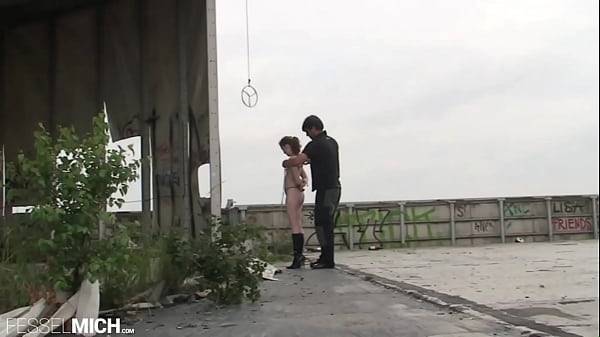 Nackte Sklavin gefesselt im Hängebondage und mit Seilen